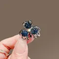 Eleganter Mini-Kleeblatt Haarklammer mit blauen Strasssteinen und schillerndem Stein - Blumen-Stil / Blaues Blütenblatt