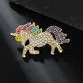 Dettaglio ravvicinato di una spilla a forma di unicorno dorato con strass multicolori - Unicorno Oro (XZ38-002金色独角兽)