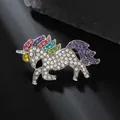 Spilla unicorno scintillante con cristalli colorati e lega d'argento su pietra nera - Unicorno Argento (XZ38-002银色独角兽)
