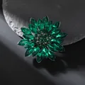 Makroaufnahme der luxuriösen smaragdgrünen Sonnenblumen-Brosche mit Diamantkristallen - Grüne Blume XZ38-001