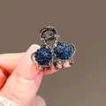 Detailaufnahme einer Mini-Haarklammer aus Metall mit blauen Strass-Herzen in Dunkelgrau - Einzelnes Herz-Stil / Blaues Herz