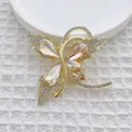 Elegante broche de mariposa con cristales champán y acabado dorado con piedras - Lazo de Champaña