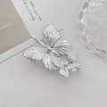 Detailansicht der silbernen Schmetterlings-Haarspange mit feiner Metalltextur - Doppelter Schmetterling Stil / Silber