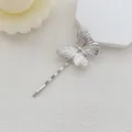 Poliertes silbernes Metall-Schmetterlings-Haarspange für Damen mit Flügelstrukturen - Schmetterlings-Design / Silber