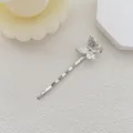 Dettaglio del fermaglio per capelli a farfalla argento in metallo lucido inciso - Stile Piccola Farfalla / Argento
