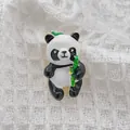 Lindo broche de panda con bambú hecho de esmalte sobre un fondo de punto blanco - Panda rojo