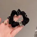 Chouchou élégant en satin noir avec perles argentées et cristal rectangulaire - Style Strass Bordure Perles Argentées / Noir