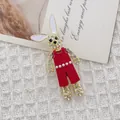 Detalle de un broche de conejo con diamantes de imitación brillantes y esmalte rojo - Conejo Rojo