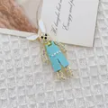 Detalle de broche de conejo con cristales, cuerpo esmaltado azul y perlas en tela blanca - Conejo Azul