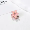 Dettaglio di un mini fermaglio a camelia con petali rosa e base in metallo dorato - Fiore in Resina Sfumato Rosa (ZJ008)