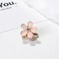 Mini pince à cheveux camélia avec pétales en résine rose et zircon sur base dorée - Fleur en Résine Dégradé Blanc (ZJ008)