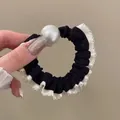 Coletero negro elegante con bordes de encaje blanco y una perla grande decorativa - Negro Encaje Perla