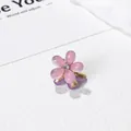 Macro di una mini pinza per capelli a camelia rosa con strass bianco e base dorata - Fiore in Resina Sfumato Viola (ZJ008)