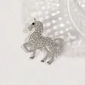 Elegante spilla a cavallo argento con strass scintillanti in posa da corsa per donne - Stile Pony Argento (XZ14-001)