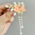 Pinza para el pelo tipo abanico con flor de esmalte naranja, perlas y borlas largas - Borla de Mariposa Flor Naranja (F01-001 Naranja)