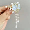 Pinza para el pelo con forma de abanico, flores azules y borlas de perlas blancas - Rama de Flor Azul Borla (F01-001 Azul)