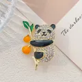 Broche panda chic avec strass et kakis sur un fond texturé crème élégant et raffiné - Xz60 Panda Aux Fleurs De Kaki