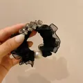 Elegante elastico in organza nera con strass a cuore scintillanti e grande perla bianca - Stile Triplo Fiore Con Perla Artificiale / Nero