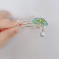 Elegante pasador de abanico dorado con motivo de bambú y detalle de colgante de perla - Pinza Perla de Hoja de Bambú (Y012-01 Pinza Bambú)