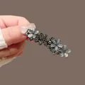 Elegante kattenoog bloem haarclip met strass steentjes op donkergrijze metalen basis - Zwarte Strass Bloem