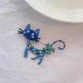 Spilla a forma di gatto in smalto blu con cuori colorati e dettagli in perla - Gatto Piccolo Blu