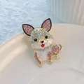 Détail de la broche chien avec strass roses et blancs sur une base en métal doré - Chien en Strass de Dessin Animé (XZ07-005 Chien)