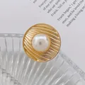 Détail d'une broche vintage dorée avec texture radiale et une perle blanche centrale - Rond à Texture Radiale (Or 6)
