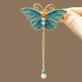 Elegante pinza para el pelo de mariposa azul con flecos dorados y perlas blancas - Mariposa de Esmalte Azul Verde (F01-006)