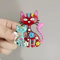 Spilla gatto in smalto cartoon con coppia di gatti rossi e verdi e motivi floreali vivaci - Xz09-005a Gattino Grande
