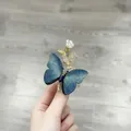 Elegante pinza para el pelo de mariposa azul con bordados dorados y flor blanca - Mariposa de Brillo Azul (F01-002 Azul)