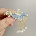Pinza de pelo retro en forma de abanico azul con acabado dorado y borlas de perlas - Accesorio de Cabello Borla en Forma de Abanico (F01-014 Abanico)