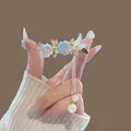 Clip de pelo abanico dorado con flores azules, mariposa y borlas de perlas elegantes - Flor Mariposa Azul Claro Borla (F01-012 Borla Azul)
