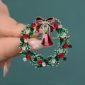 Broche couronne de Noël avec cristaux verts et nœud rouge, finition en alliage doré - Couronne de Cloches