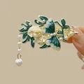 Elegante bloemhaarspeld met witte parels en groene emaille kwastjes voor klassieke looks - F1473 Rechterkant