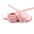 Rosa runde Schmuckschatulle aus Samt mit Goldring und dekorativem Schleifenband - Runde Ringbox (WM2B0003) / Rosa