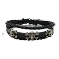 Detail van punkstijl meerlagige leren armband met zilveren schedels en gevlochten touwaccenten - Drielaagse Schedel Gevlochten Stijl (02)