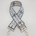 Bandoulière ethnique brodée bleu et blanc avec accessoires en métal doré chic - Style 29