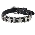 Dettaglio del bracciale punk in pelle nera con stelle argentate e fibbia classica - Stile Rivetto Stella (01)