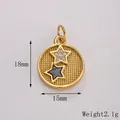 Detalle de un colgante de estrella dorada con esmalte negro e incrustación de circón - Dorado