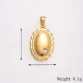 Vista detallada del colgante de estrella ovalado dorado con circón, mide 23mm x 15mm - Dorado