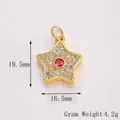 Detalle de un colgante de estrella dorado con gema roja y cristales blancos incrustados - Dorado