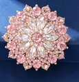 Dettaglio della spilla a girasole con cristalli rosa in metallo oro rosa e strass lucidi - Girasole Rosa