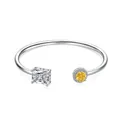 Brazalete abierto de plata S925 con un diamante redondo amarillo y una piedra de circón rectangular - Talla #16 / Piedra Amarilla y Blanca/Redonda y Rectángulo