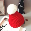 Gorro de punto rojo para bebé con un gran pompón blanco de piel sintética para el invierno - Rojo