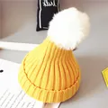 Gorro de punto amarillo para bebé con pompón blanco grande para otoño e invierno - Amarillo