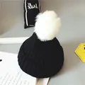 Gorro de punto acanalado negro para bebé con un gran pompón de piel sintética blanca - Negro
