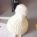 Bonnet en tricot blanc pour bébé avec grand pompon en fourrure et maille côtelée - Blanc