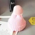Bonnet en tricot rose pour bébé avec un grand pompon doux pour l'automne et l'hiver - Rose