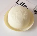Chapeau melon classique en paille tressée crème avec bord court pour protection solaire - Blanc