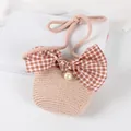 Detail der Kinder-Strohtasche mit karierter Schleife, großer Perle und rosa Seilgurt - Rosa